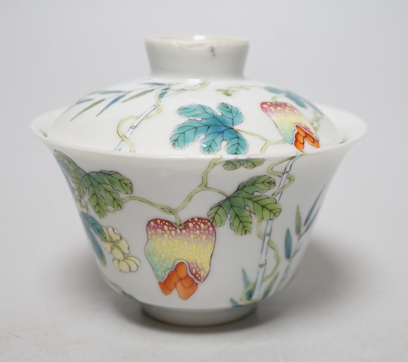 A Chinese famille rose bowl and cover. 9cm tall overall